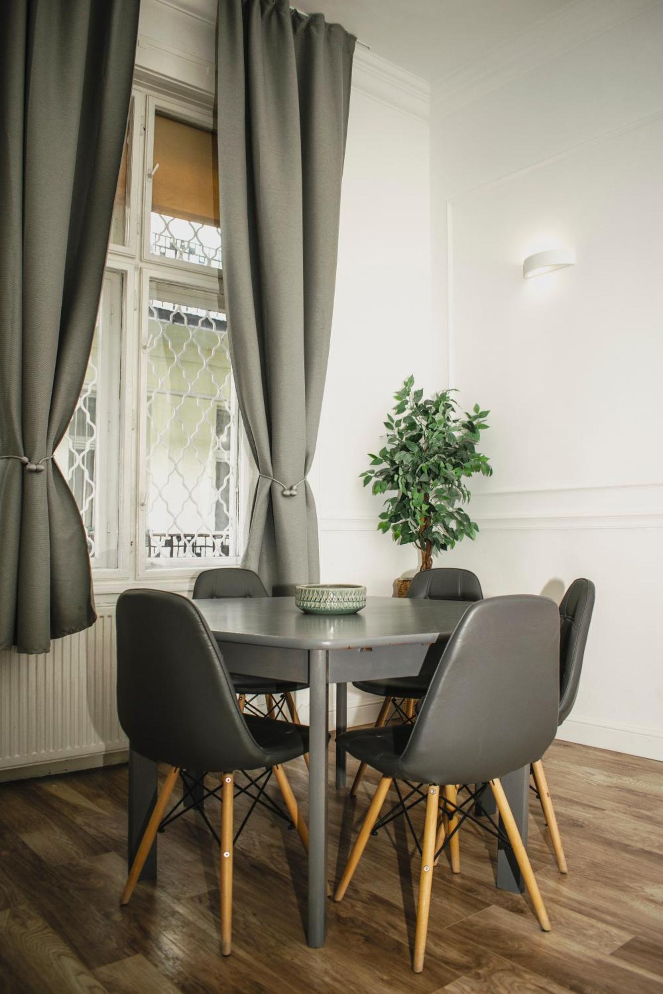 3 Room Apartment In The Beautiful Street ブダペスト エクステリア 写真